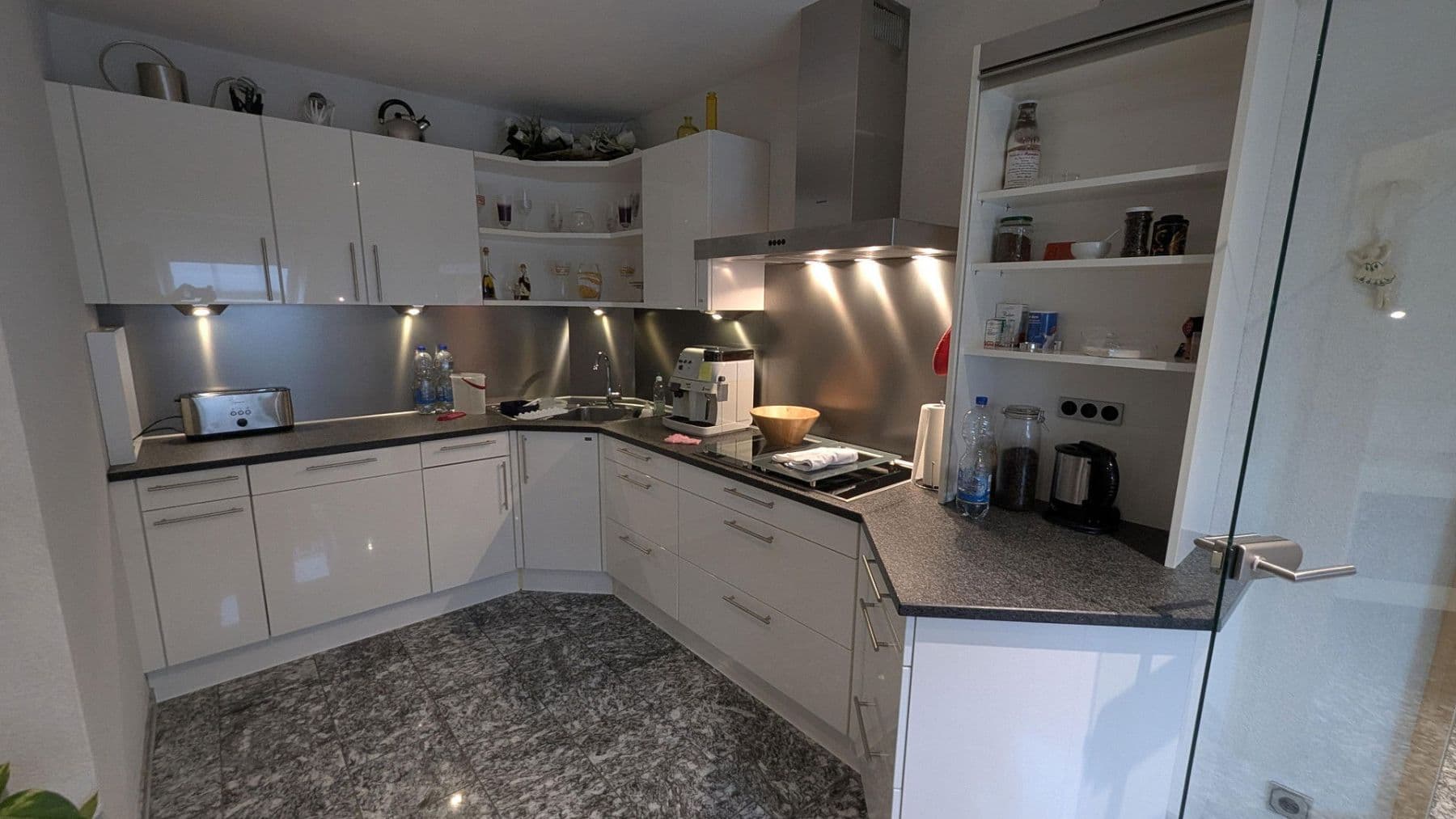 Prenájom bytu 4-izbový 186 m², Flörsheim-Dalsheim, Porýnie-Falcko Prenájom bytu 4-izbový 186 m², Flörsheim-Dalsheim, Porýnie-Falcko