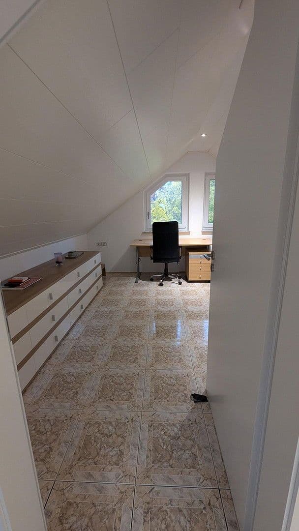 Prenájom bytu 4-izbový 186 m², Flörsheim-Dalsheim, Porýnie-Falcko Prenájom bytu 4-izbový 186 m², Flörsheim-Dalsheim, Porýnie-Falcko