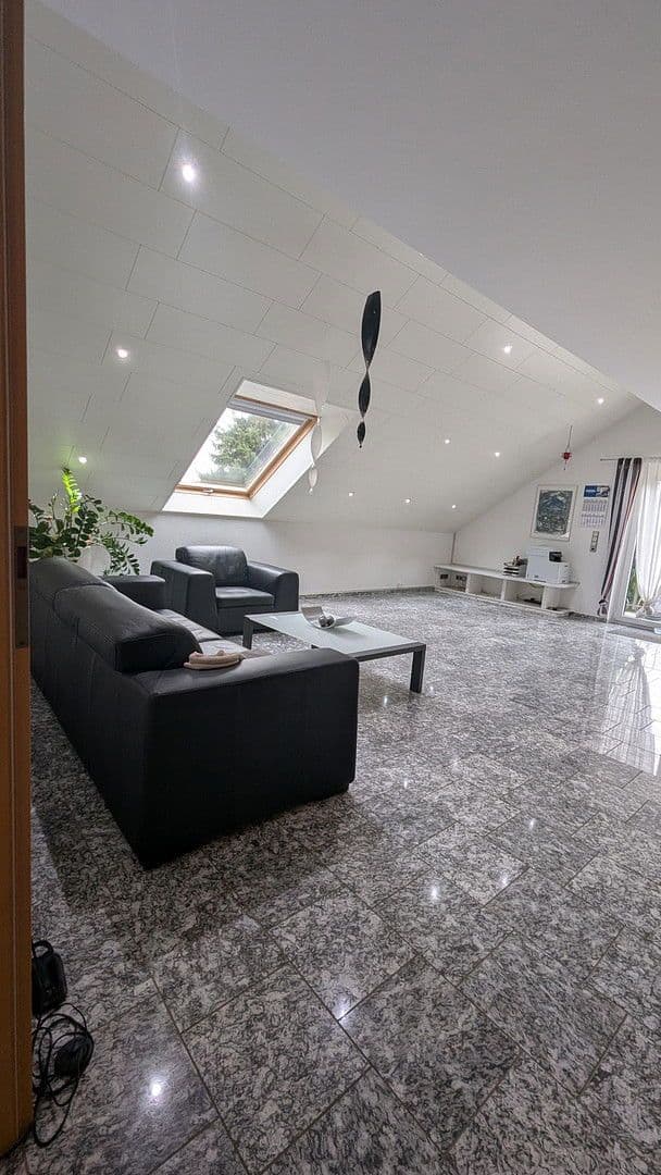 Prenájom bytu 4-izbový 186 m², Flörsheim-Dalsheim, Porýnie-Falcko Prenájom bytu 4-izbový 186 m², Flörsheim-Dalsheim, Porýnie-Falcko