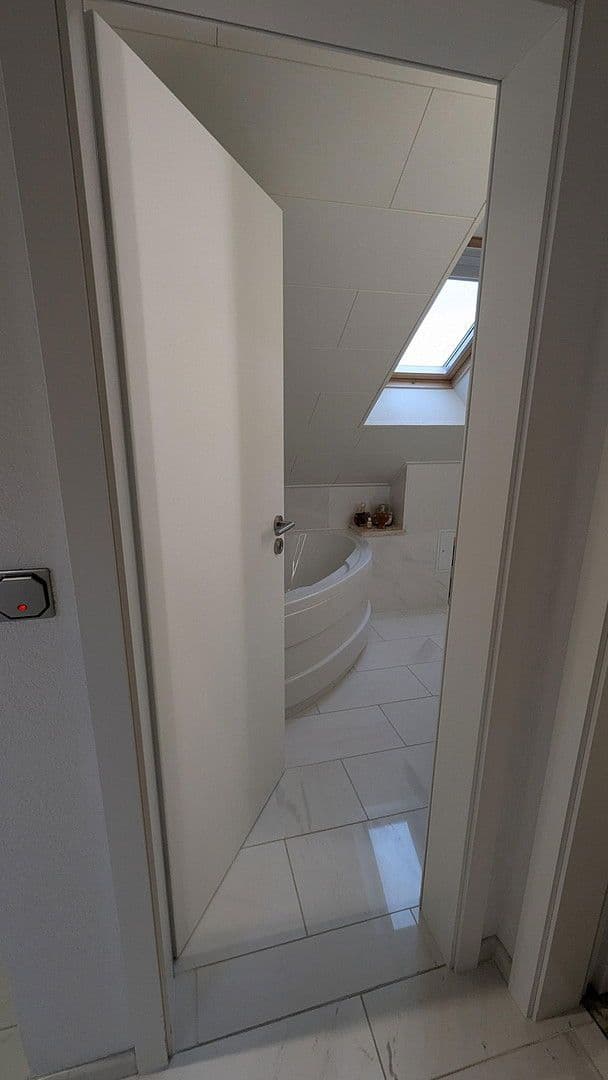 Prenájom bytu 4-izbový 186 m², Flörsheim-Dalsheim, Porýnie-Falcko Prenájom bytu 4-izbový 186 m², Flörsheim-Dalsheim, Porýnie-Falcko