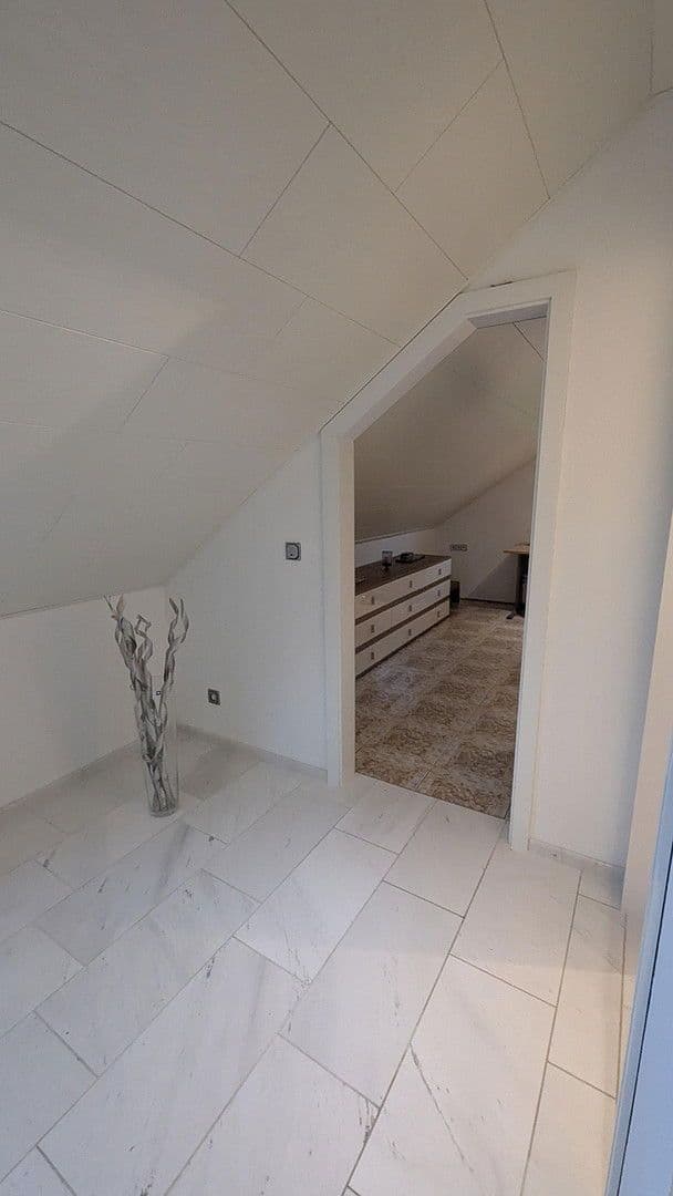 Prenájom bytu 4-izbový 186 m², Flörsheim-Dalsheim, Porýnie-Falcko Prenájom bytu 4-izbový 186 m², Flörsheim-Dalsheim, Porýnie-Falcko