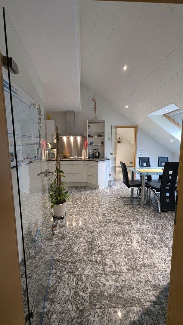 Prenájom bytu 4-izbový 186 m², Flörsheim-Dalsheim, Porýnie-Falcko Prenájom bytu 4-izbový 186 m², Flörsheim-Dalsheim, Porýnie-Falcko