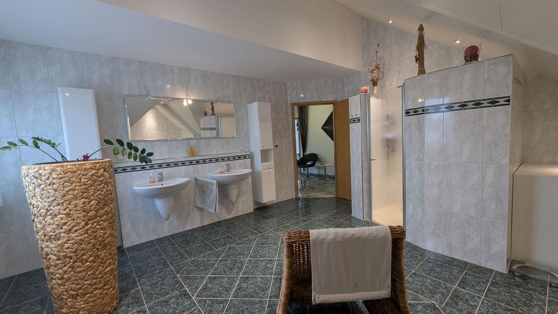 Prenájom bytu 4-izbový 186 m², Flörsheim-Dalsheim, Porýnie-Falcko Prenájom bytu 4-izbový 186 m², Flörsheim-Dalsheim, Porýnie-Falcko