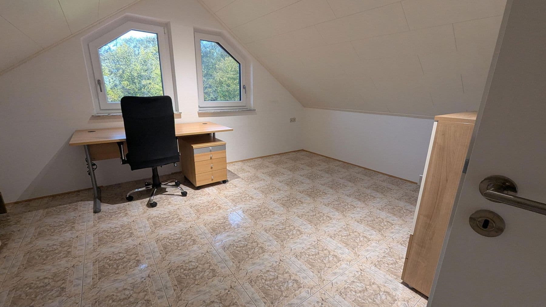 Prenájom bytu 4-izbový 186 m², Flörsheim-Dalsheim, Porýnie-Falcko Prenájom bytu 4-izbový 186 m², Flörsheim-Dalsheim, Porýnie-Falcko