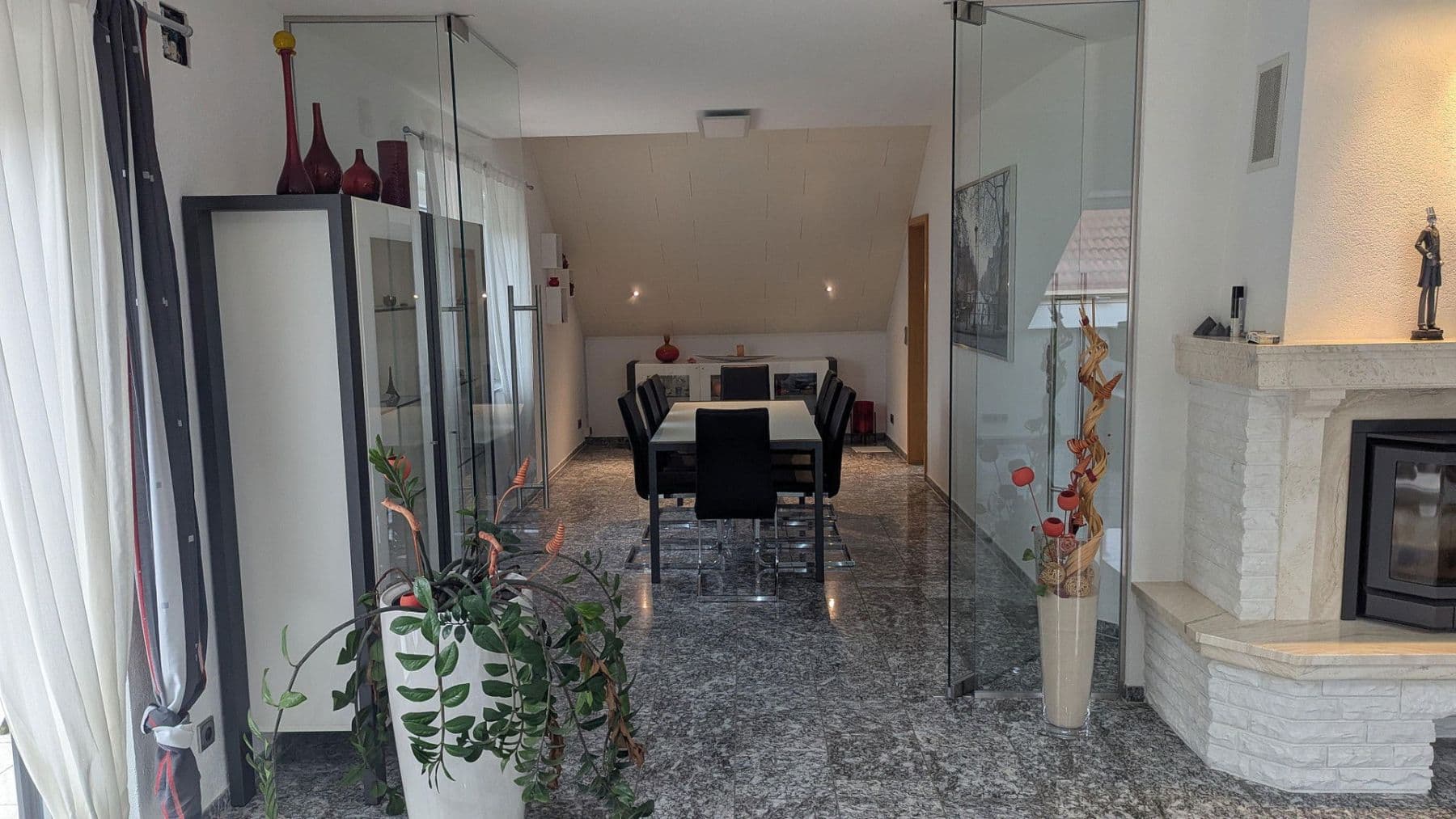 Prenájom bytu 4-izbový 186 m², Flörsheim-Dalsheim, Porýnie-Falcko Prenájom bytu 4-izbový 186 m², Flörsheim-Dalsheim, Porýnie-Falcko