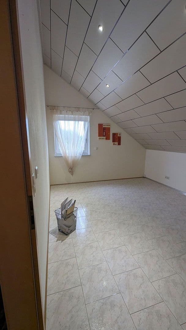 Prenájom bytu 4-izbový 186 m², Flörsheim-Dalsheim, Porýnie-Falcko Prenájom bytu 4-izbový 186 m², Flörsheim-Dalsheim, Porýnie-Falcko