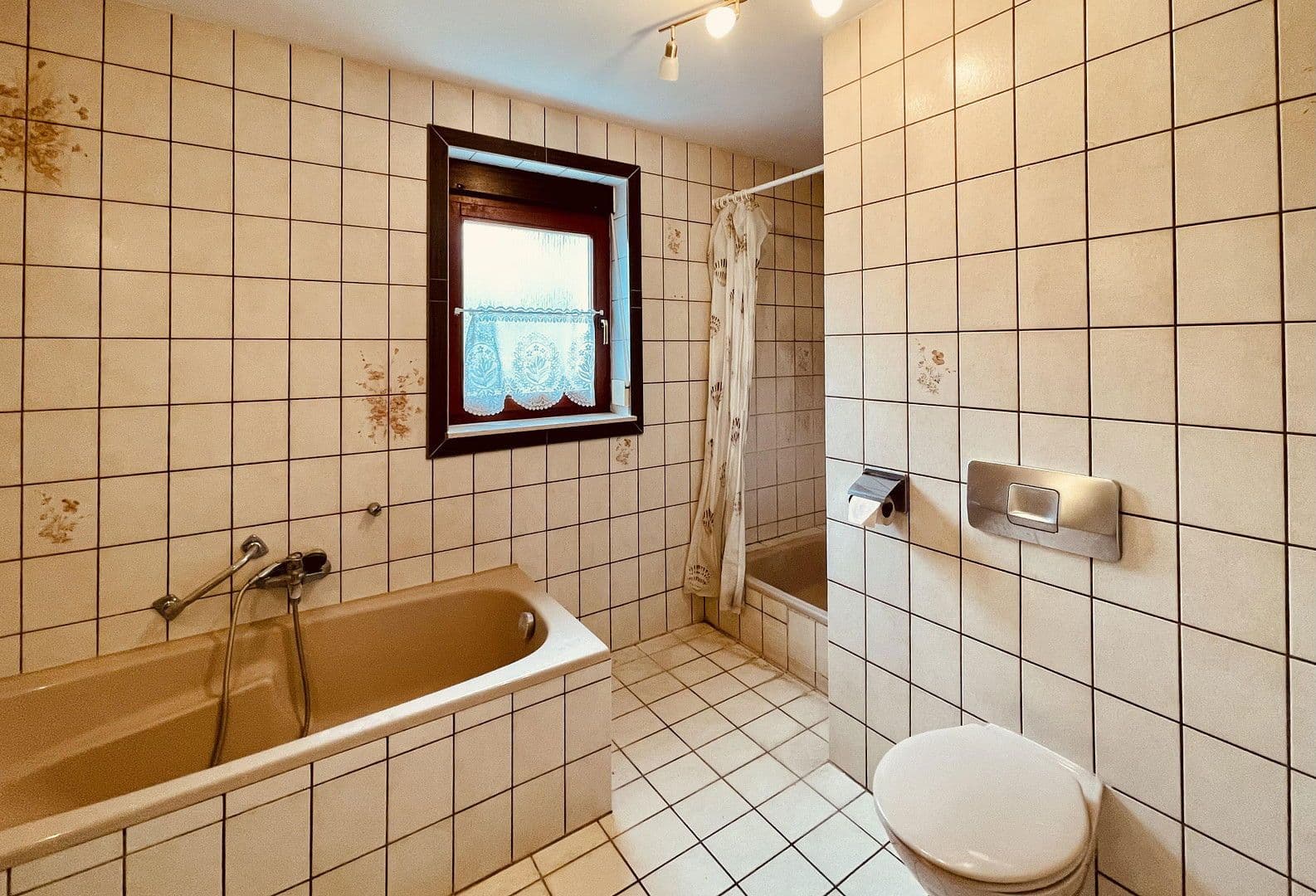 Predaj domu 176 m², pozemek 471 m², Simmozheim, Bádensko-Wurttembersko Predaj domu 176 m², pozemek 471 m², Simmozheim, Bádensko-Wurttembersko