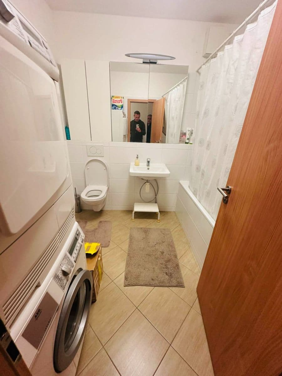 Prenájom bytu 4-izbový 100 m², Jana Přibíka, Praha, Praha Prenájom bytu 4-izbový 100 m², Jana Přibíka, Praha, Praha