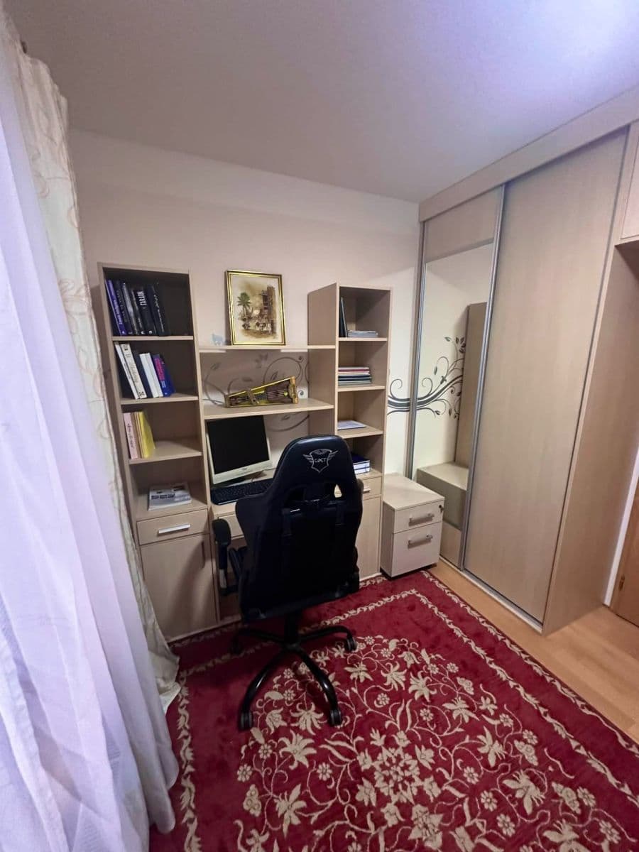 Prenájom bytu 4-izbový 100 m², Jana Přibíka, Praha, Praha Prenájom bytu 4-izbový 100 m², Jana Přibíka, Praha, Praha