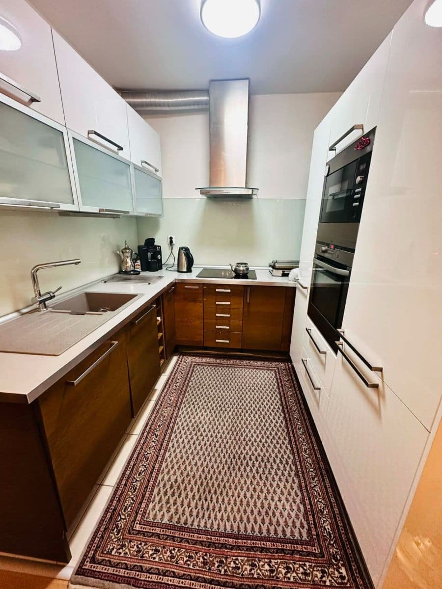 Prenájom bytu 4-izbový 100 m², Jana Přibíka, Praha, Praha Prenájom bytu 4-izbový 100 m², Jana Přibíka, Praha, Praha