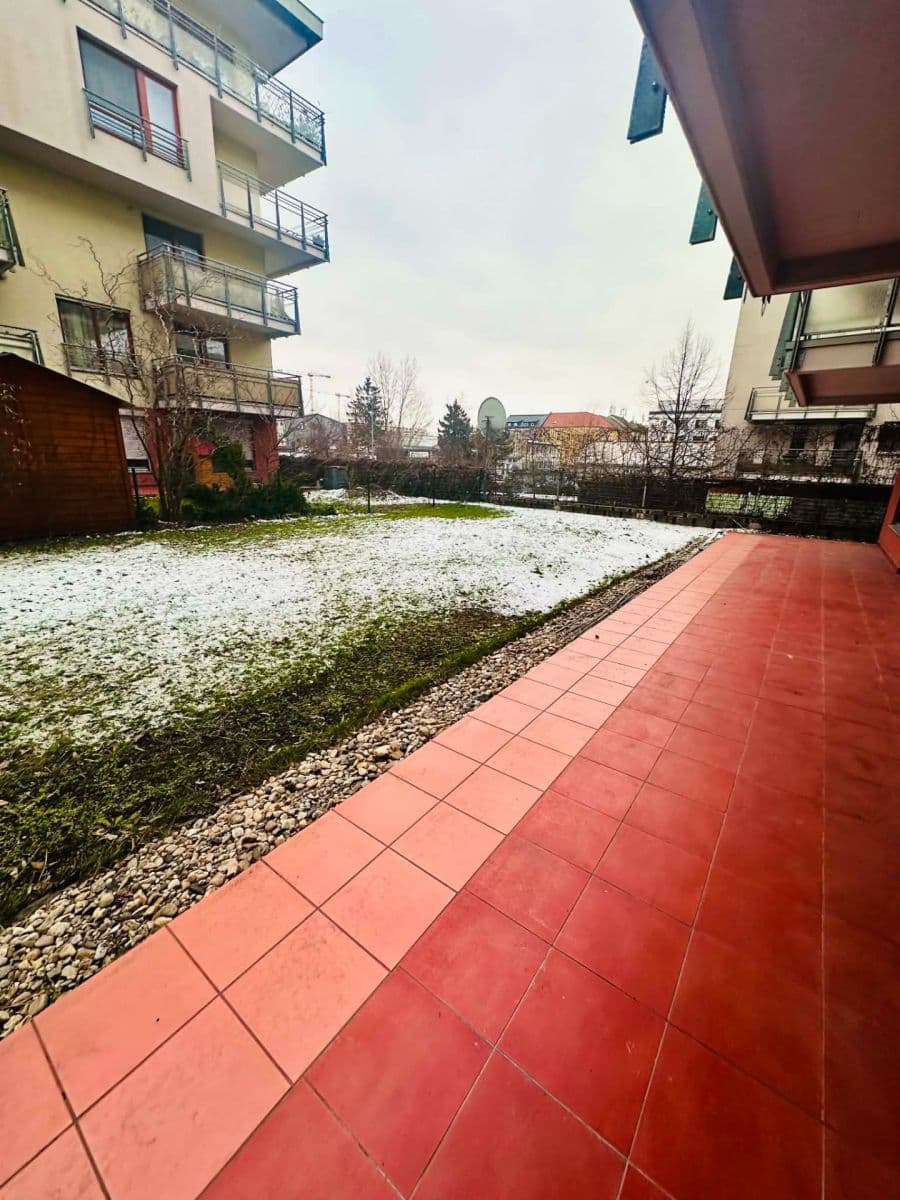 Prenájom bytu 4-izbový 100 m², Jana Přibíka, Praha, Praha Prenájom bytu 4-izbový 100 m², Jana Přibíka, Praha, Praha