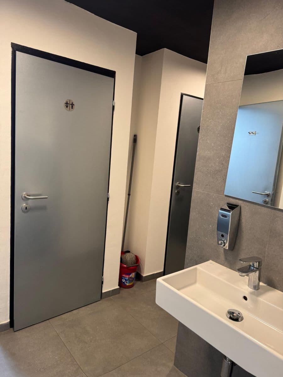 Prenájom kancelárie 151 m², Přístavní, Praha, Praha Prenájom kancelárie 151 m², Přístavní, Praha, Praha