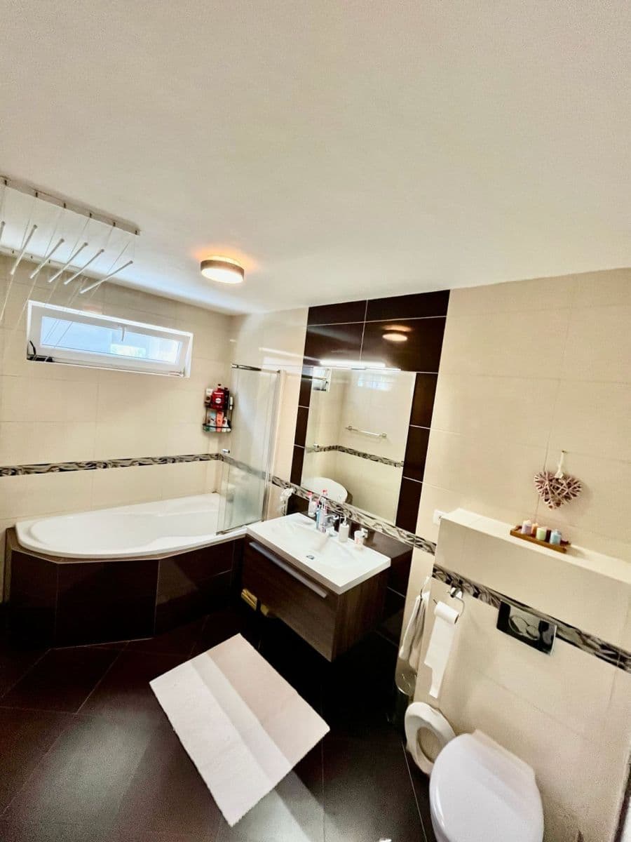 Predaj bytu 4-izbový 79 m², Jazerná, Rovinka, Bratislavský kraj Predaj bytu 4-izbový 79 m², Jazerná, Rovinka, Bratislavský kraj