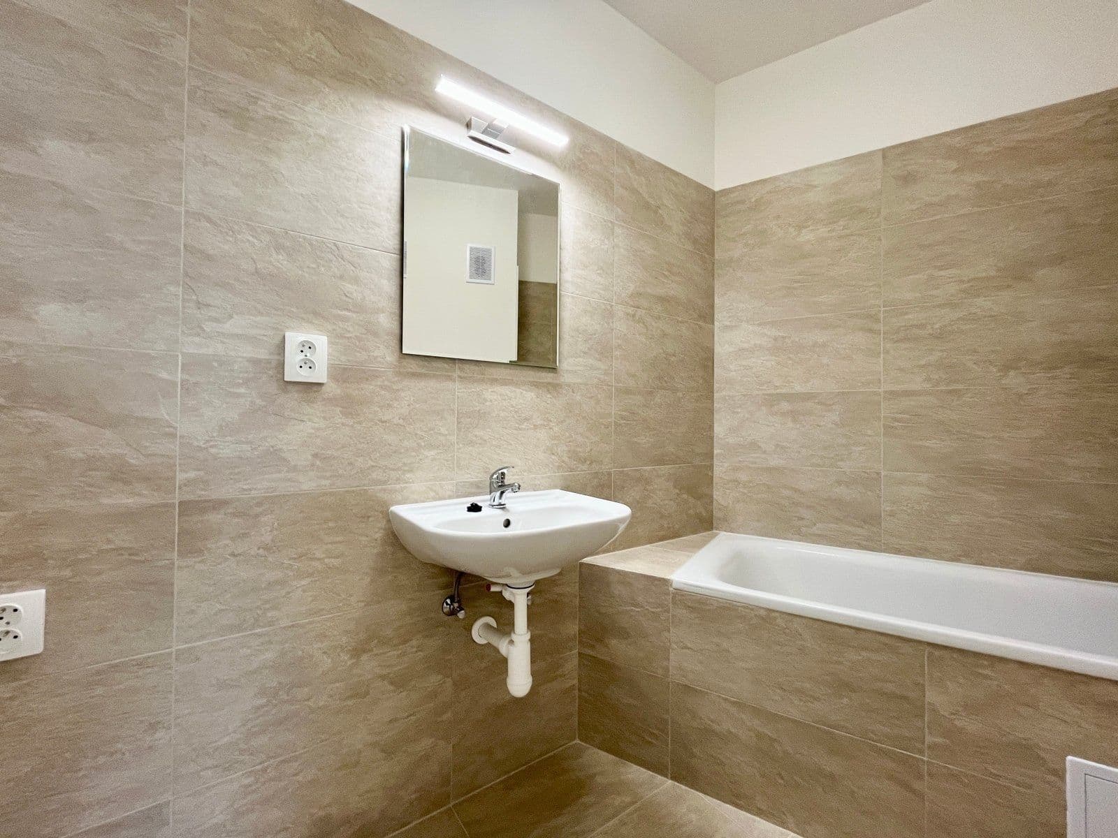 Prenájom bytu 3-izbový 71 m², Lipová, Frýdek-Místek, Moravskoslezský kraj Prenájom bytu 3-izbový 71 m², Lipová, Frýdek-Místek, Moravskoslezský kraj