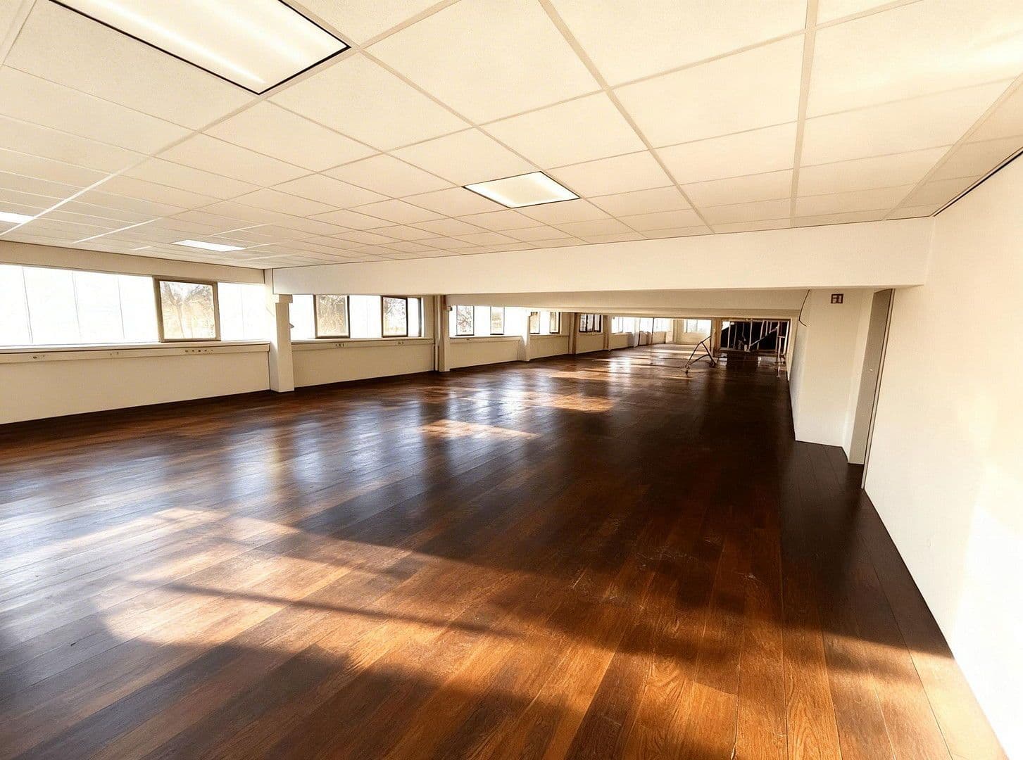 Prenájom nebytového priestoru 5.000 m², Stuhr, Dolné Sasko Prenájom nebytového priestoru 5.000 m², Stuhr, Dolné Sasko