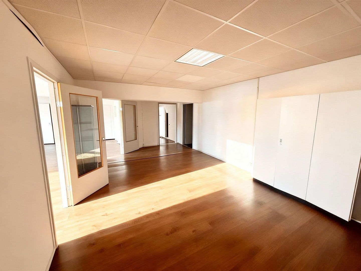 Prenájom nebytového priestoru 5.000 m², Stuhr, Dolné Sasko Prenájom nebytového priestoru 5.000 m², Stuhr, Dolné Sasko