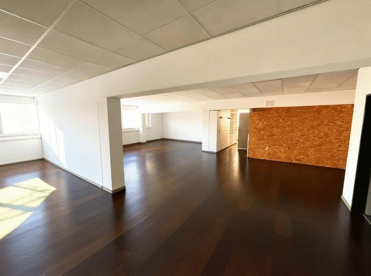 Prenájom nebytového priestoru 5.000 m², Stuhr, Dolné Sasko Prenájom nebytového priestoru 5.000 m², Stuhr, Dolné Sasko