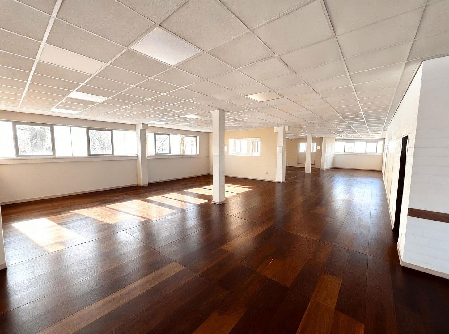 Prenájom nebytového priestoru 5.000 m², Stuhr, Dolné Sasko Prenájom nebytového priestoru 5.000 m², Stuhr, Dolné Sasko