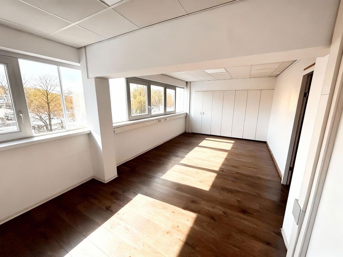 Prenájom nebytového priestoru 5.000 m², Stuhr, Dolné Sasko Prenájom nebytového priestoru 5.000 m², Stuhr, Dolné Sasko