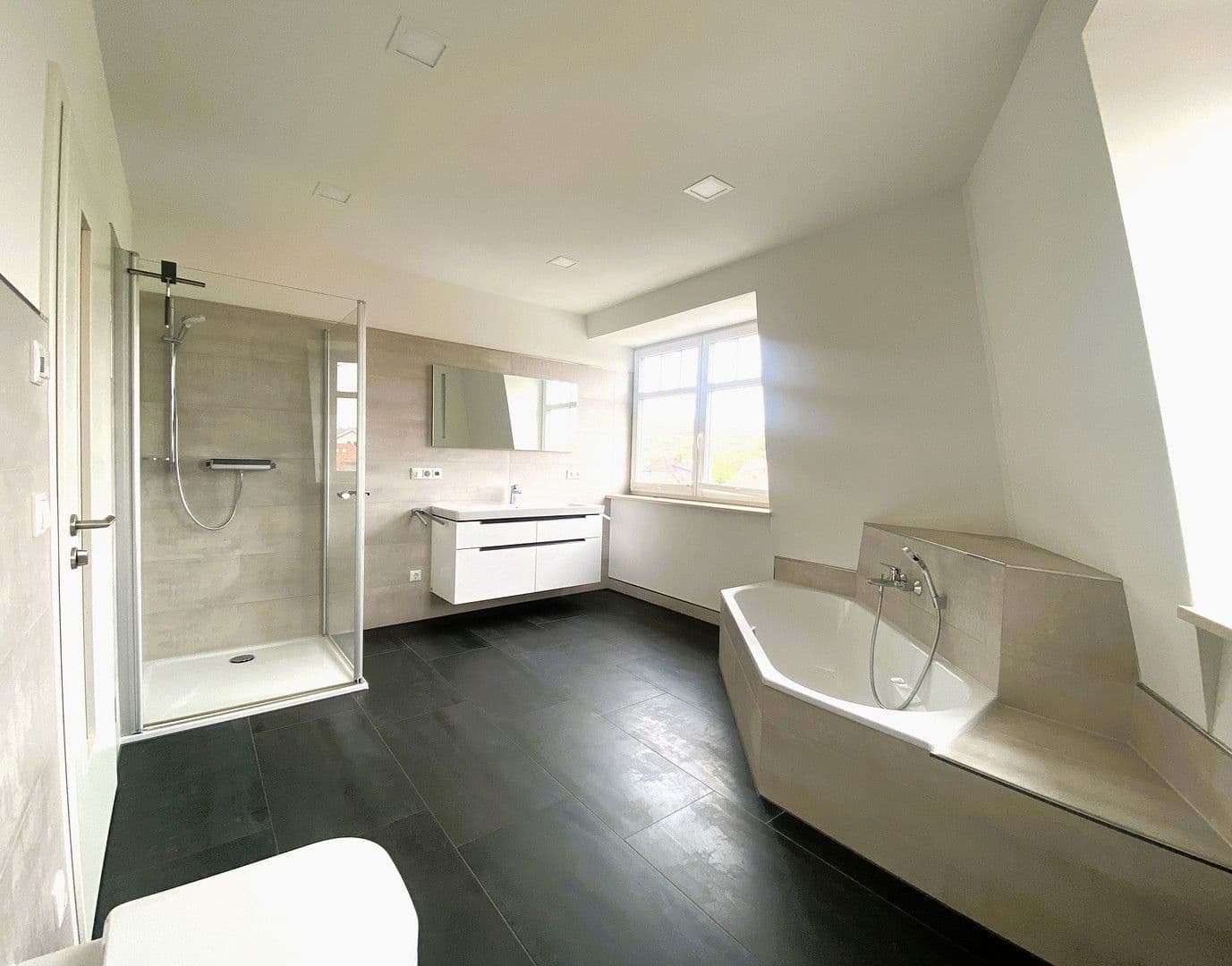 Prenájom bytu 4-izbový 126 m², Crossen an der Elster, Durínsko Prenájom bytu 4-izbový 126 m², Crossen an der Elster, Durínsko