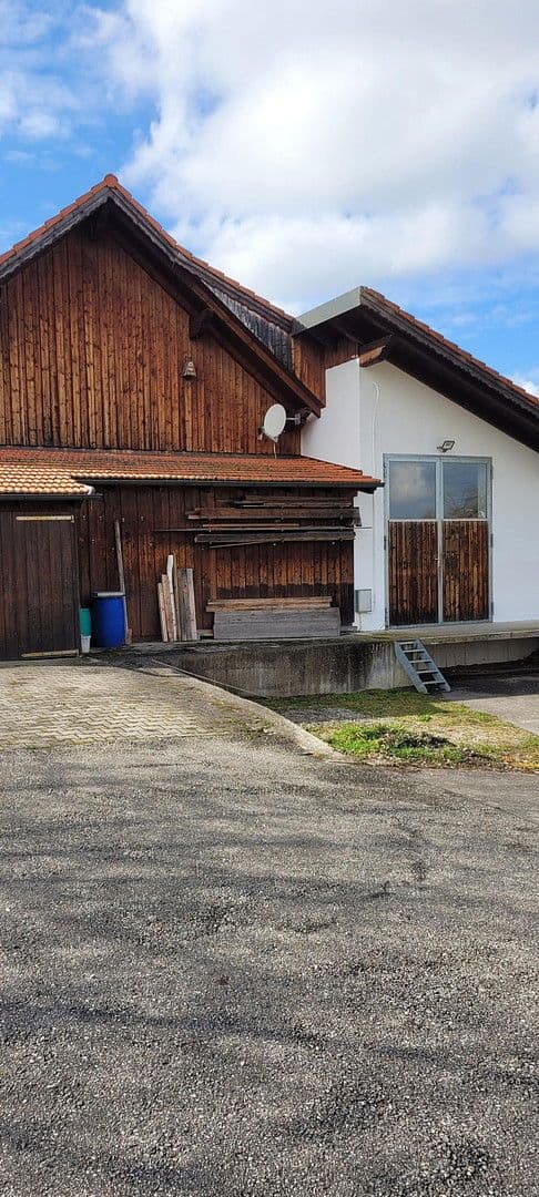 Predaj domu 140 m², pozemek 2.097 m², Unterdietfurt, Bavorsko Predaj domu 140 m², pozemek 2.097 m², Unterdietfurt, Bavorsko