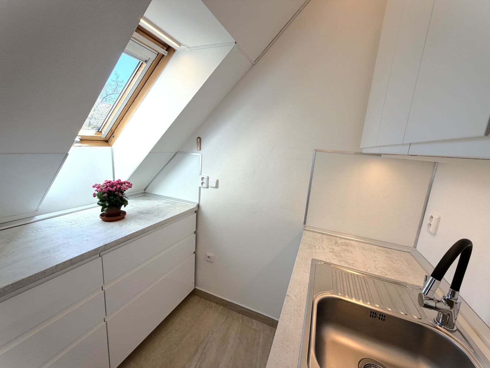 Prenájom bytu 3-izbový 95 m², Na Pískách, Praha, Praha Prenájom bytu 3-izbový 95 m², Na Pískách, Praha, Praha