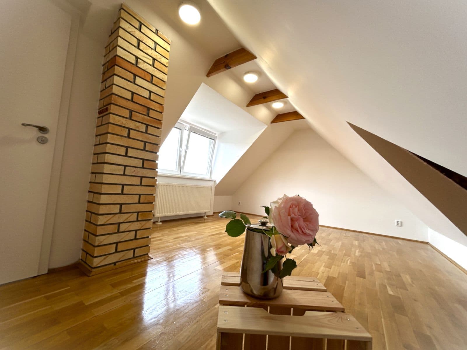 Prenájom bytu 3-izbový 76 m², Na Pískách, Praha, Praha Prenájom bytu 3-izbový 76 m², Na Pískách, Praha, Praha