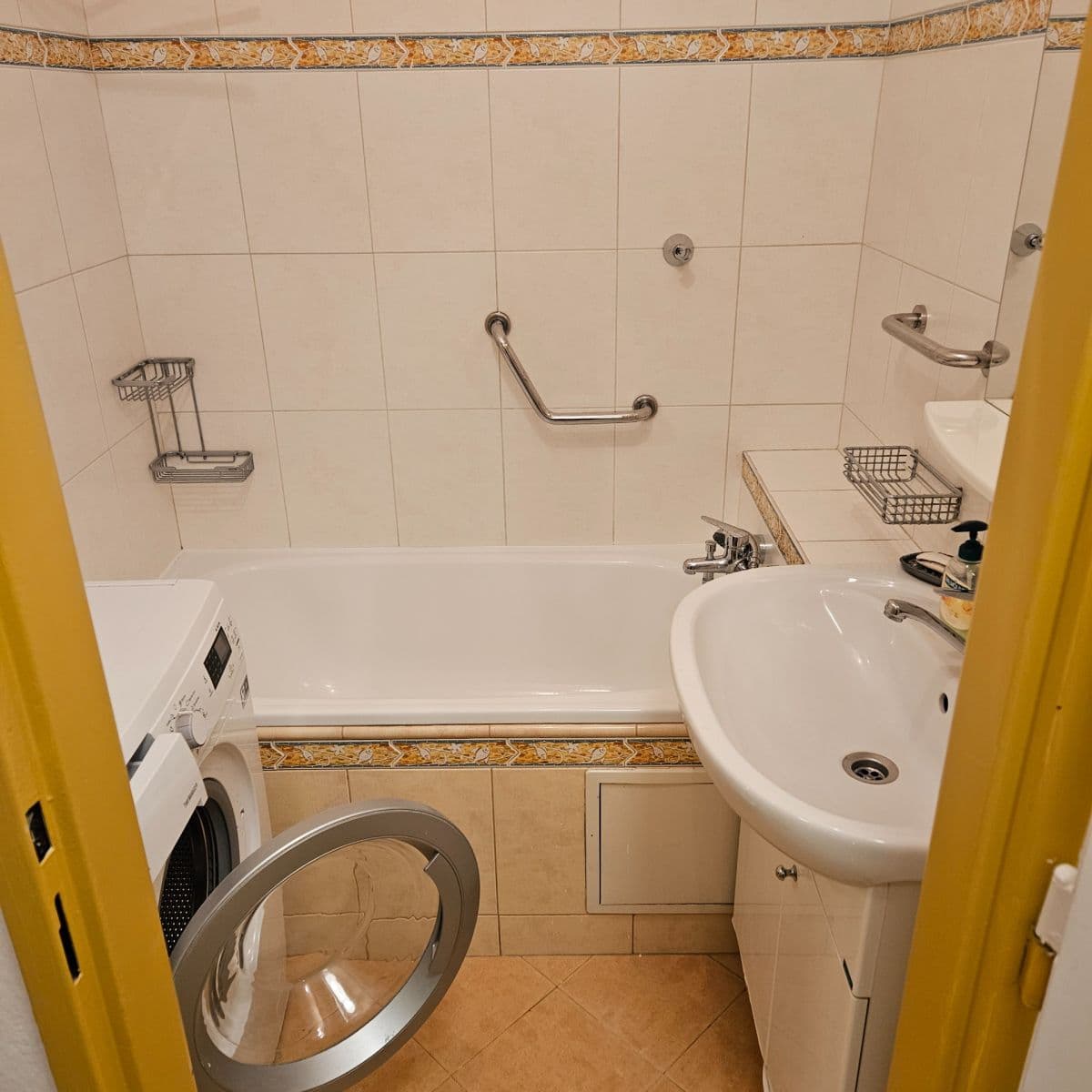 Prenájom bytu 4-izbový 78 m², Hrusická, Praha, Praha Prenájom bytu 4-izbový 78 m², Hrusická, Praha, Praha