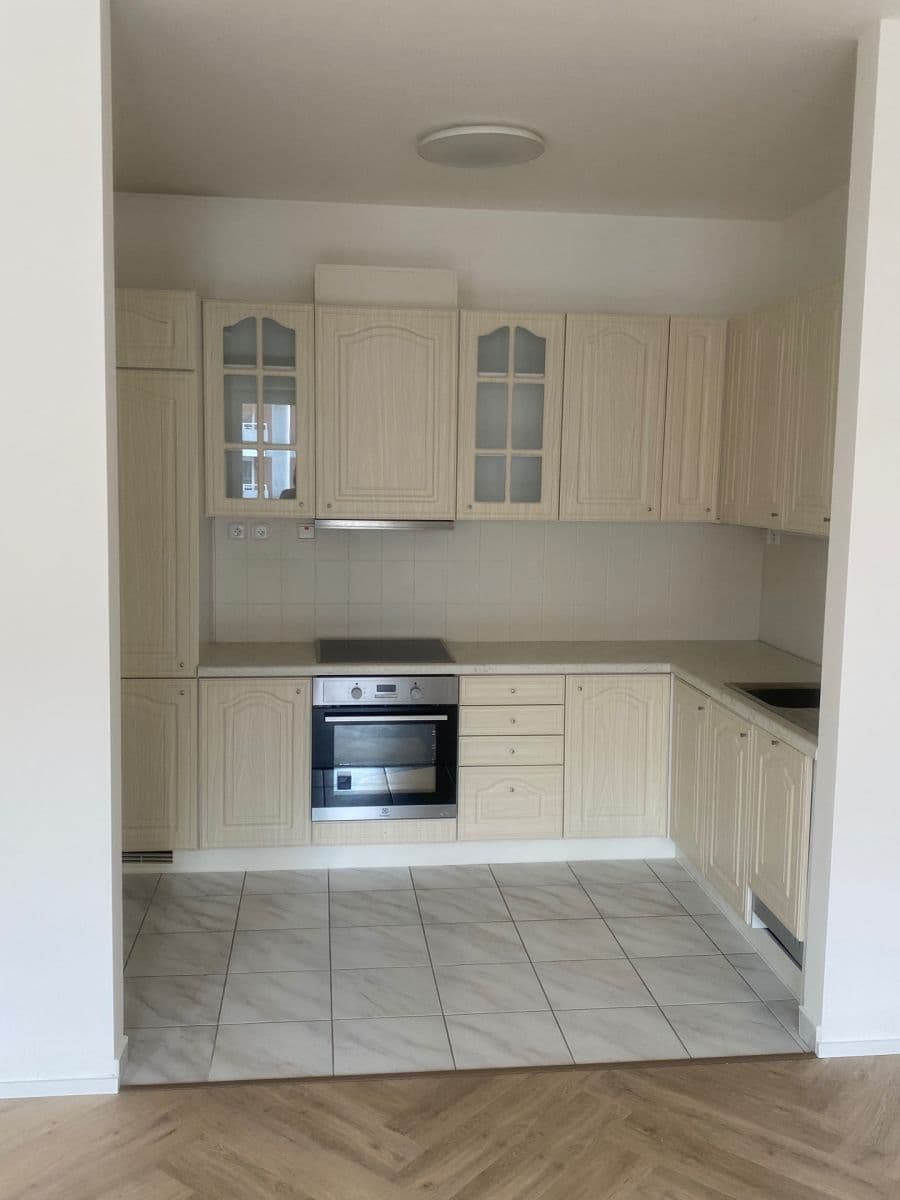 Prenájom bytu 3-izbový 100 m², U Kříže, Praha, Praha Prenájom bytu 3-izbový 100 m², U Kříže, Praha, Praha