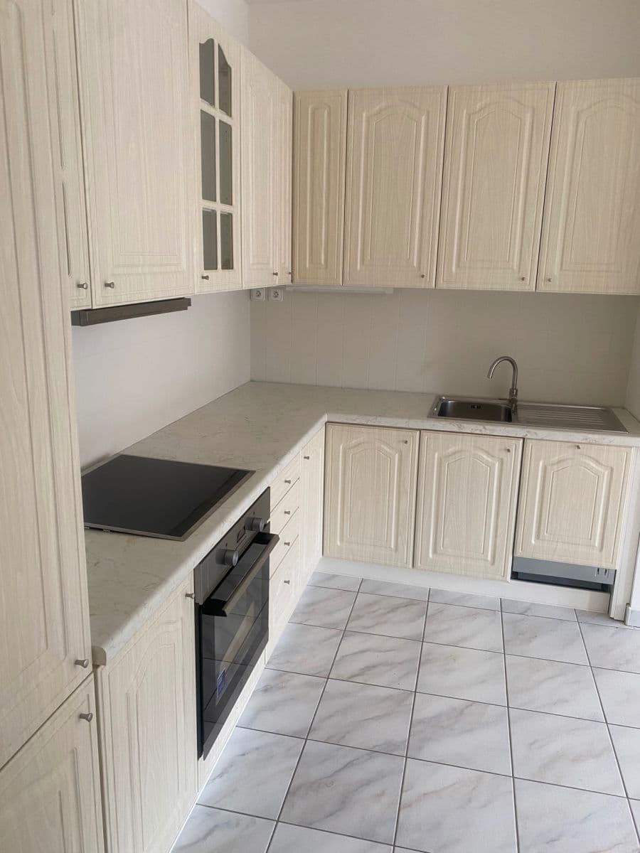 Prenájom bytu 3-izbový 100 m², U Kříže, Praha, Praha Prenájom bytu 3-izbový 100 m², U Kříže, Praha, Praha