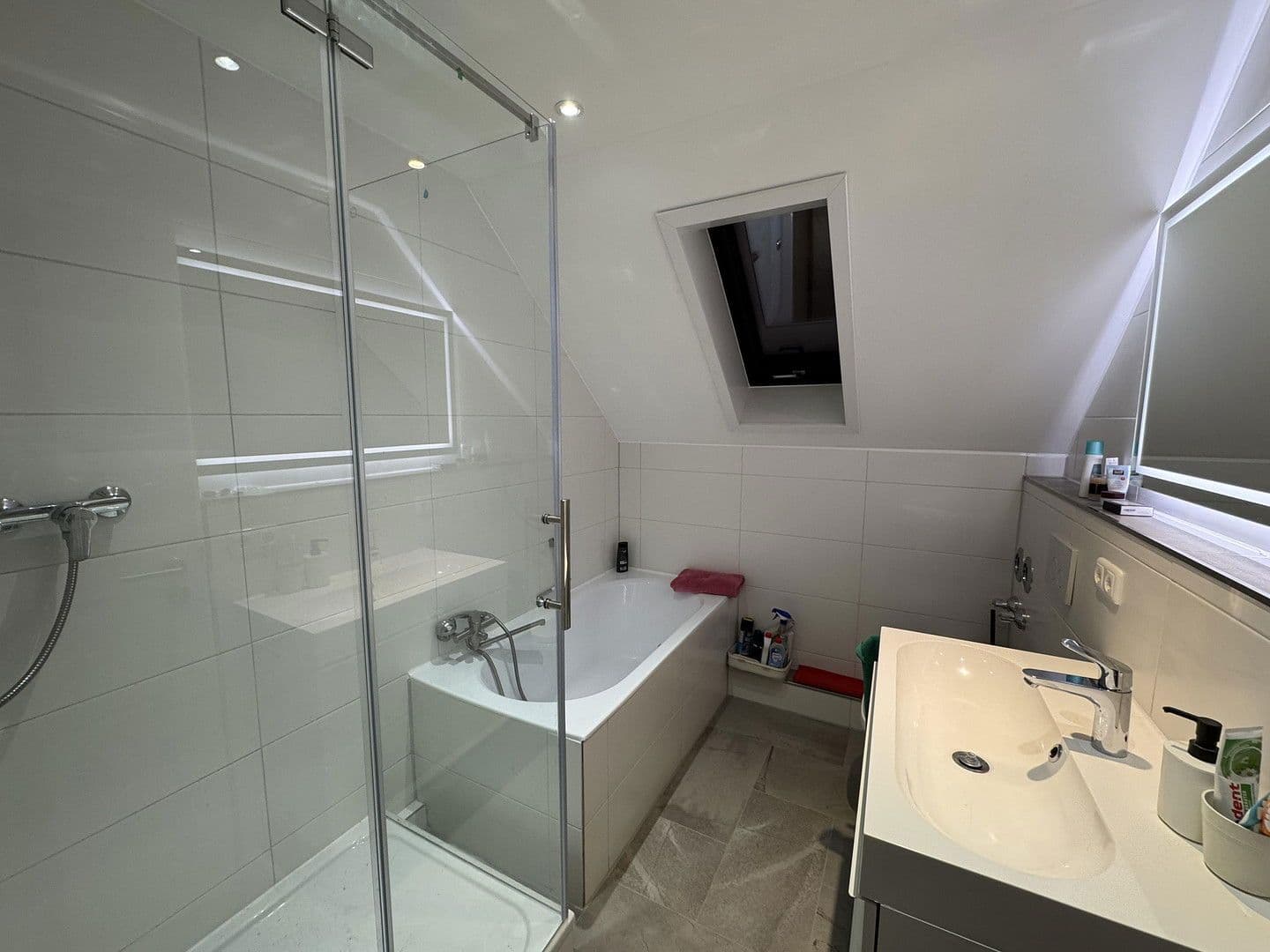 Prenájom bytu 5-izbový 120 m², Massenhausen, Bavorsko Prenájom bytu 5-izbový 120 m², Massenhausen, Bavorsko