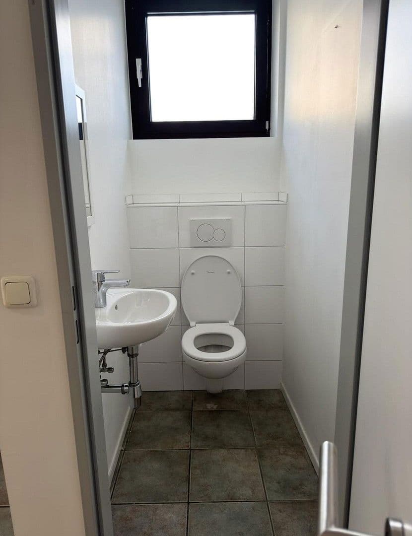 Prenájom nebytového priestoru 170 m², Wiesenstrasse 2, Karlsruhe Grünwettersbach, Bádensko-Wurttembersko Prenájom nebytového priestoru 170 m², Wiesenstrasse 2, Karlsruhe Grünwettersbach, Bádensko-Wurttembersko