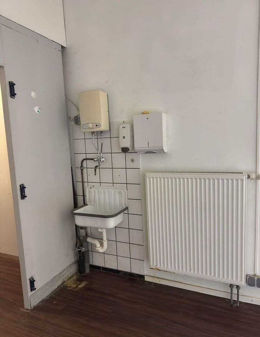 Prenájom nebytového priestoru 170 m², Wiesenstrasse 2, Karlsruhe Grünwettersbach, Bádensko-Wurttembersko Prenájom nebytového priestoru 170 m², Wiesenstrasse 2, Karlsruhe Grünwettersbach, Bádensko-Wurttembersko