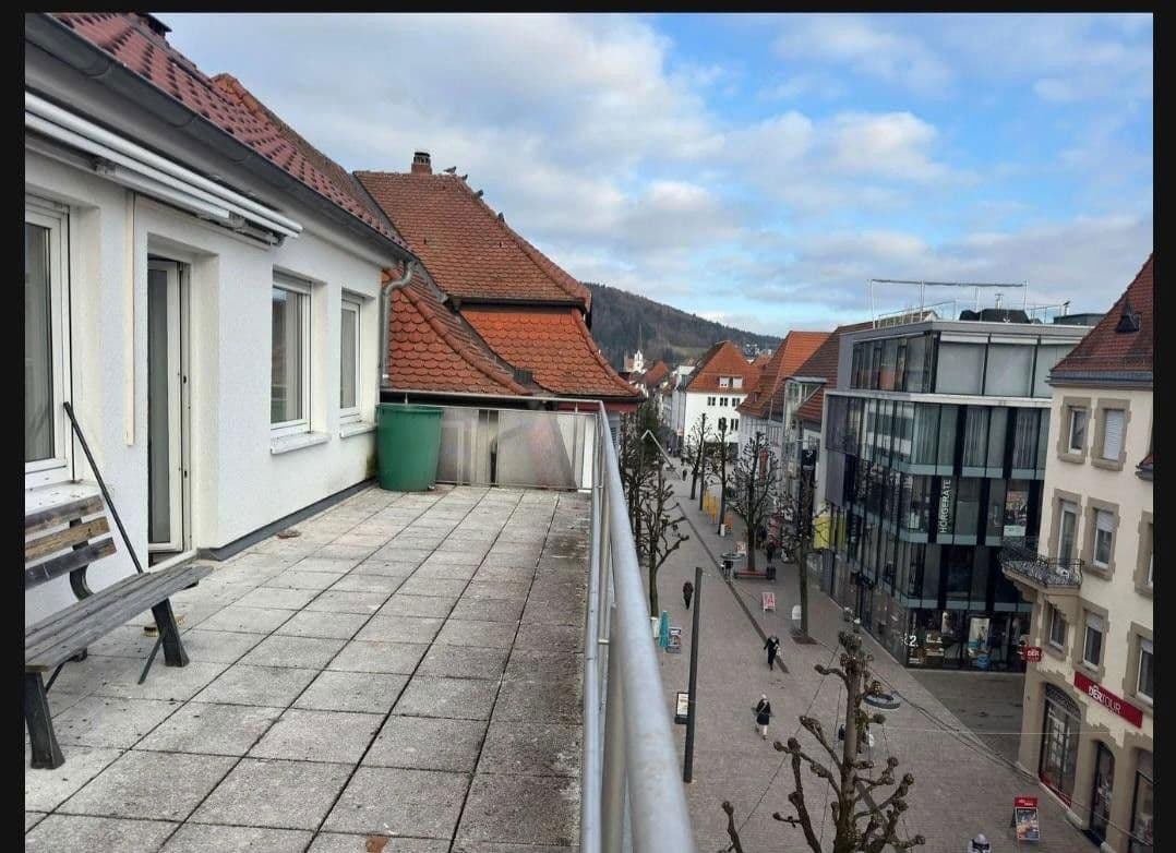 Prenájom bytu 4-izbový 120 m², Bahnhofstraße 10, Tuttlingen, Bádensko-Wurttembersko Prenájom bytu 4-izbový 120 m², Bahnhofstraße 10, Tuttlingen, Bádensko-Wurttembersko