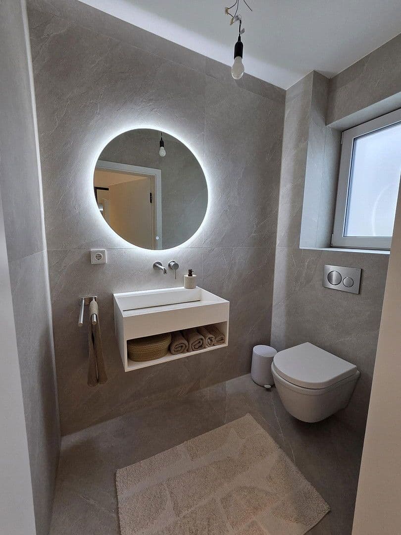 Predaj domu 185 m², pozemek 300 m², Rosenstr. 6a, Röthenbach an der Pegnitz, Bavorsko Predaj domu 185 m², pozemek 300 m², Rosenstr. 6a, Röthenbach an der Pegnitz, Bavorsko