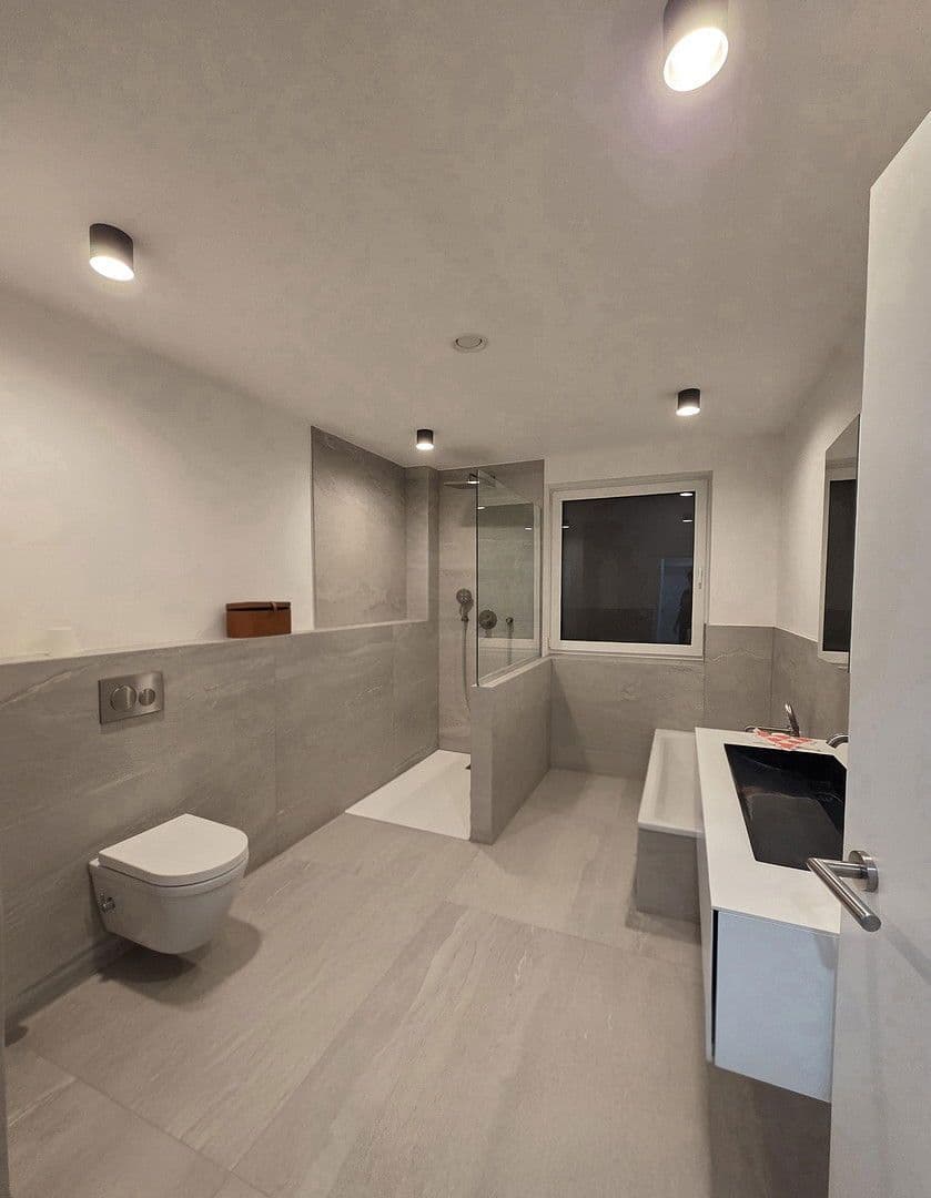 Predaj domu 185 m², pozemek 300 m², Rosenstr. 6a, Röthenbach an der Pegnitz, Bavorsko Predaj domu 185 m², pozemek 300 m², Rosenstr. 6a, Röthenbach an der Pegnitz, Bavorsko