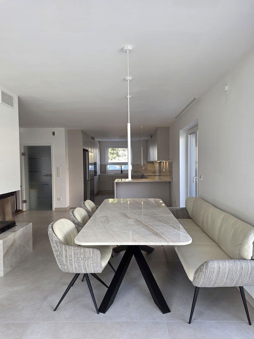 Predaj domu 185 m², pozemek 300 m², Rosenstr. 6a, Röthenbach an der Pegnitz, Bavorsko Predaj domu 185 m², pozemek 300 m², Rosenstr. 6a, Röthenbach an der Pegnitz, Bavorsko