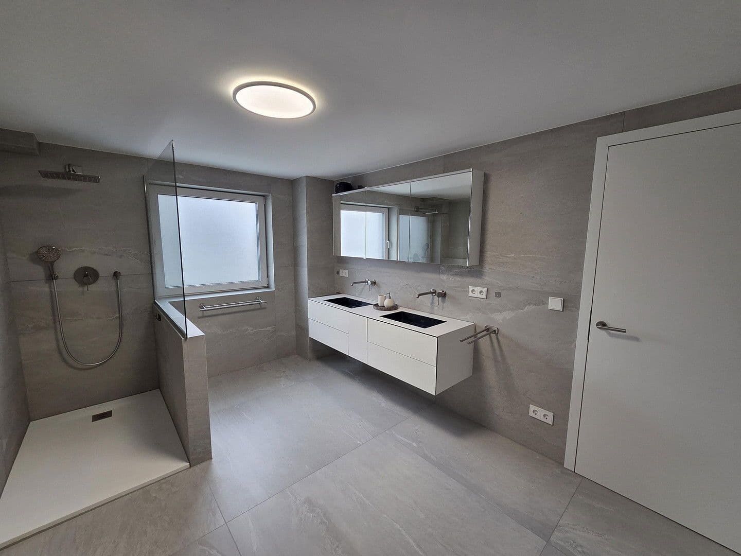 Predaj domu 185 m², pozemek 300 m², Rosenstr. 6a, Röthenbach an der Pegnitz, Bavorsko Predaj domu 185 m², pozemek 300 m², Rosenstr. 6a, Röthenbach an der Pegnitz, Bavorsko