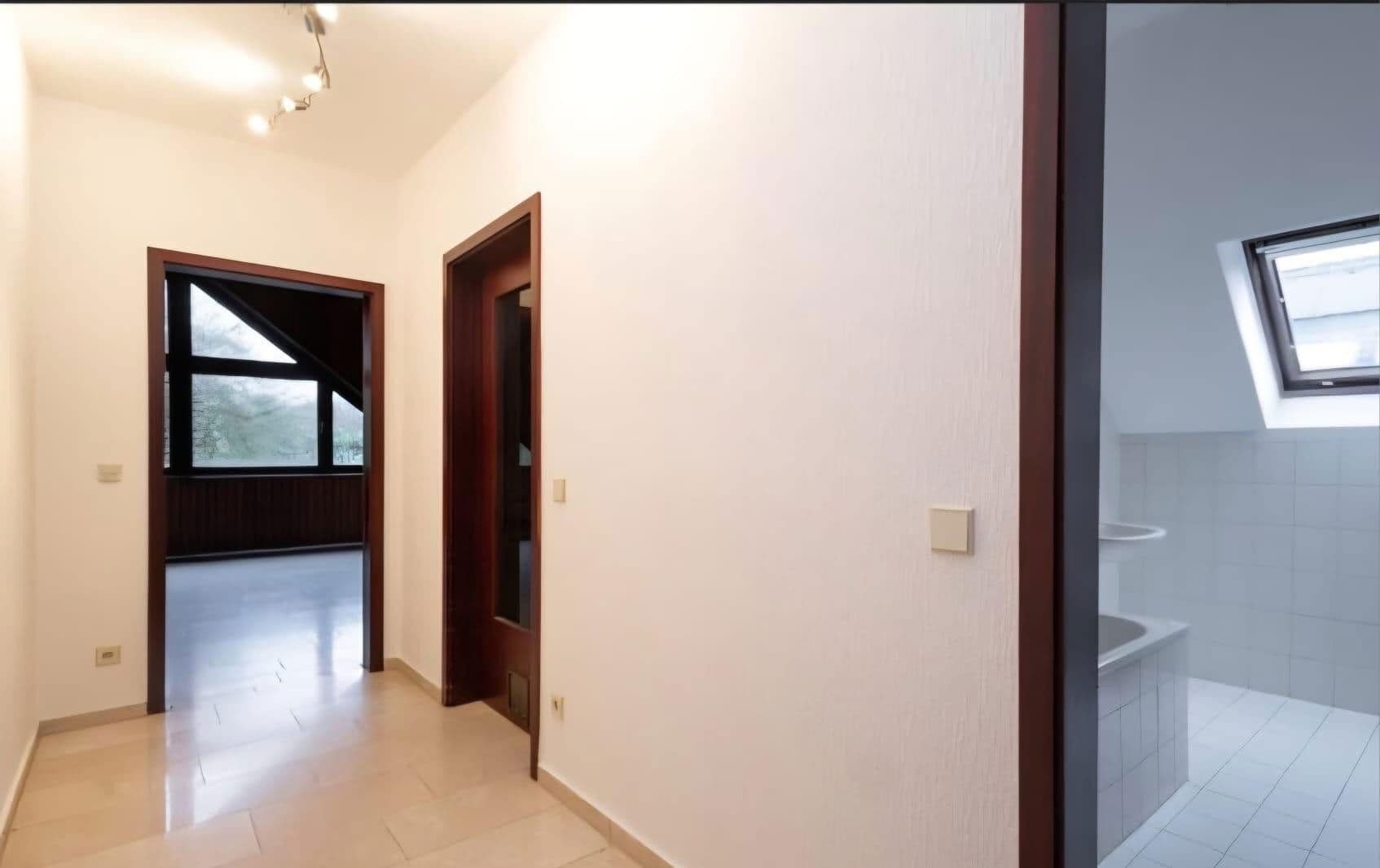 Prenájom bytu 4-izbový 135 m², Odenthal, Severné Porýnie - Westfálsko Prenájom bytu 4-izbový 135 m², Odenthal, Severné Porýnie - Westfálsko