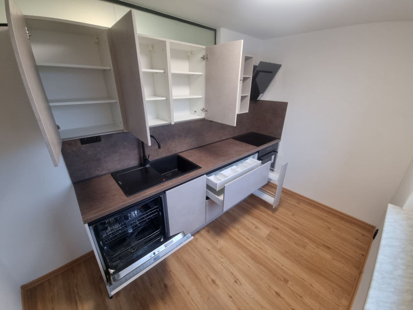 Prenájom bytu 3-izbový 75 m², Žerotínovo nám., Přerov, Olomoucký kraj Prenájom bytu 3-izbový 75 m², Žerotínovo nám., Přerov, Olomoucký kraj