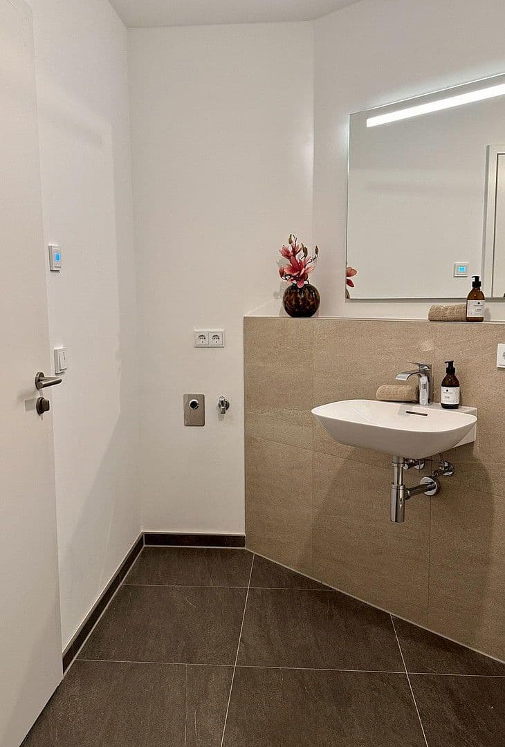 Prenájom bytu 2-izbový 78 m², Wiesbadener Strasse 56 D, Berlin, Berlín Prenájom bytu 2-izbový 78 m², Wiesbadener Strasse 56 D, Berlin, Berlín