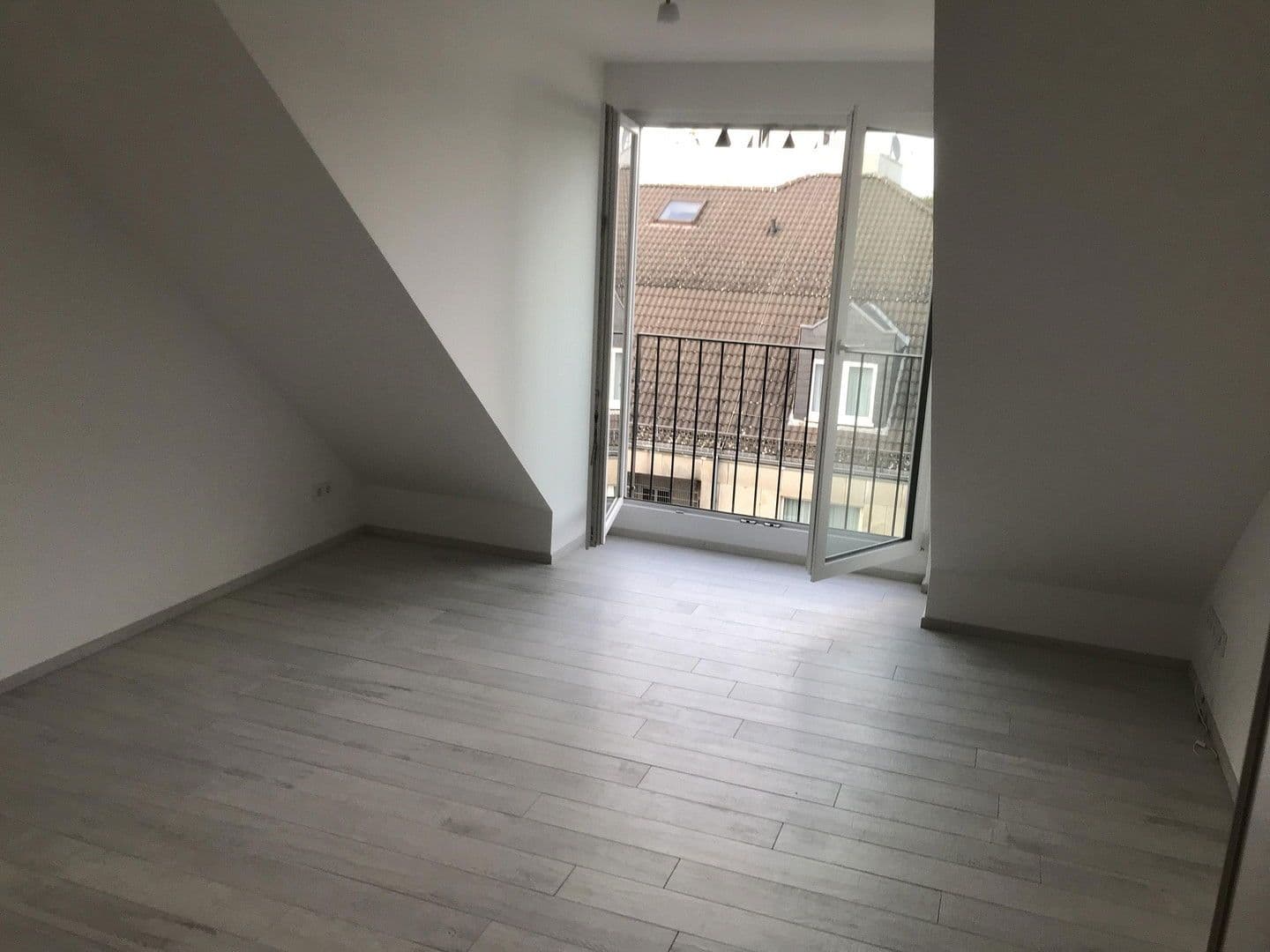 Prenájom bytu 3-izbový 82 m², Frankfurt am Main, Hesensko Prenájom bytu 3-izbový 82 m², Frankfurt am Main, Hesensko