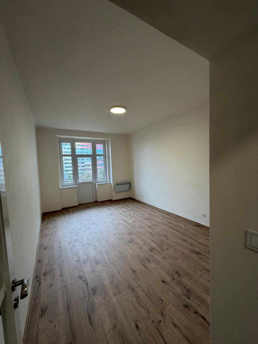 Prenájom bytu 2-izbový 56 m², 28. pluku, Praha, Praha Prenájom bytu 2-izbový 56 m², 28. pluku, Praha, Praha