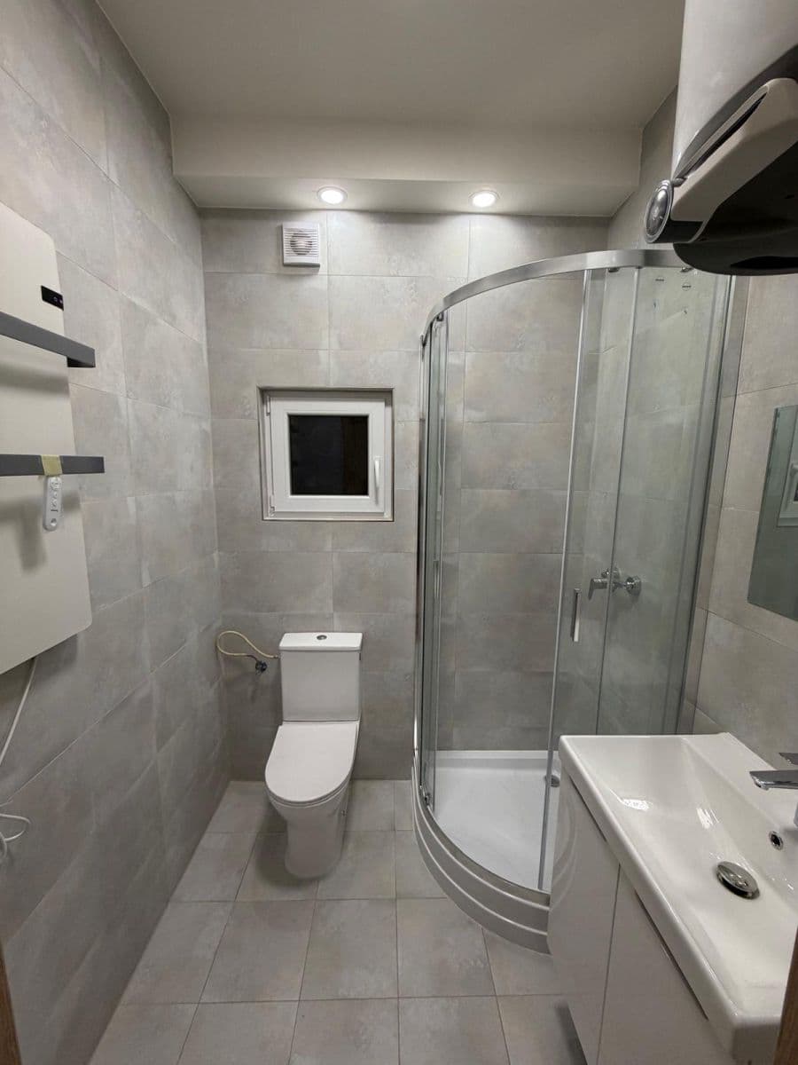 Prenájom bytu 2-izbový 56 m², 28. pluku, Praha, Praha Prenájom bytu 2-izbový 56 m², 28. pluku, Praha, Praha