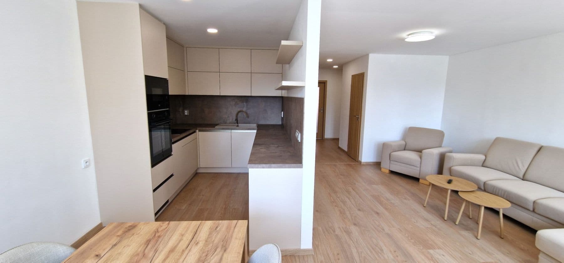 Prenájom bytu 3-izbový 70 m², Tovární, Beroun, Středočeský kraj Prenájom bytu 3-izbový 70 m², Tovární, Beroun, Středočeský kraj