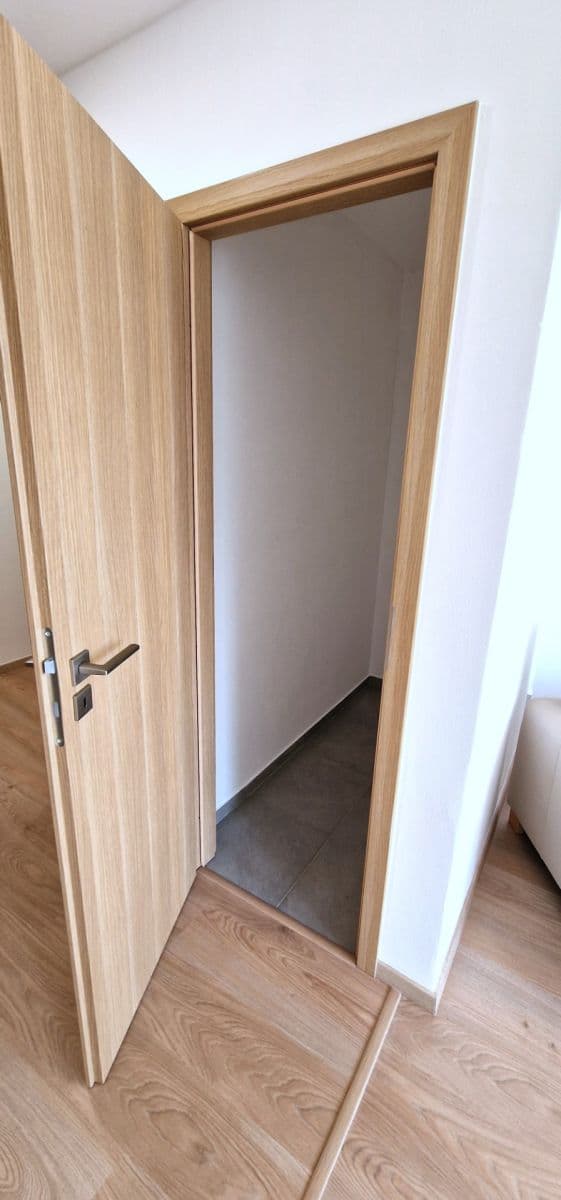 Prenájom bytu 3-izbový 70 m², Tovární, Beroun, Středočeský kraj Prenájom bytu 3-izbový 70 m², Tovární, Beroun, Středočeský kraj