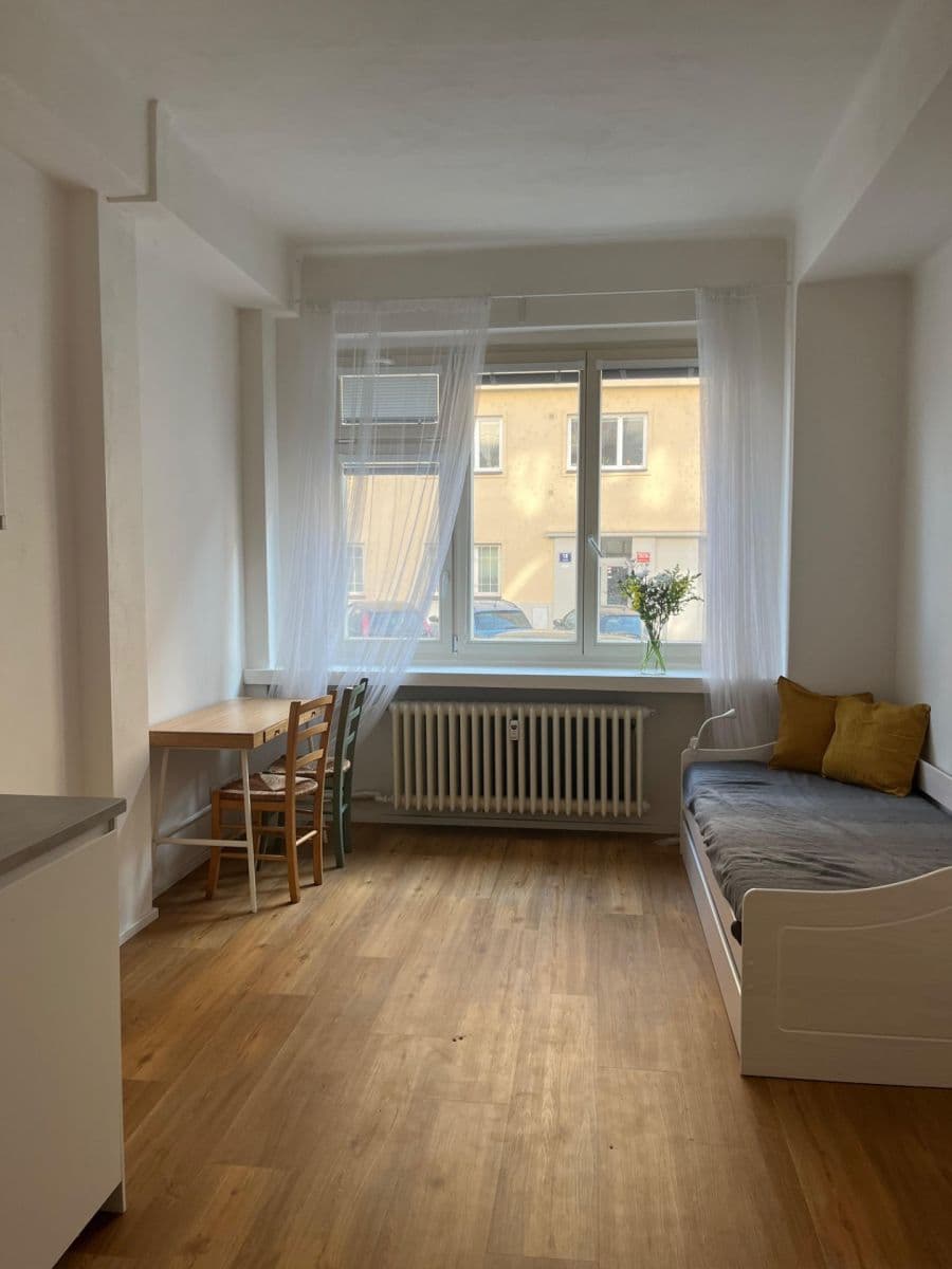 Prenájom bytu 1-izbový 25 m², Písecká, Praha, Praha Prenájom bytu 1-izbový 25 m², Písecká, Praha, Praha