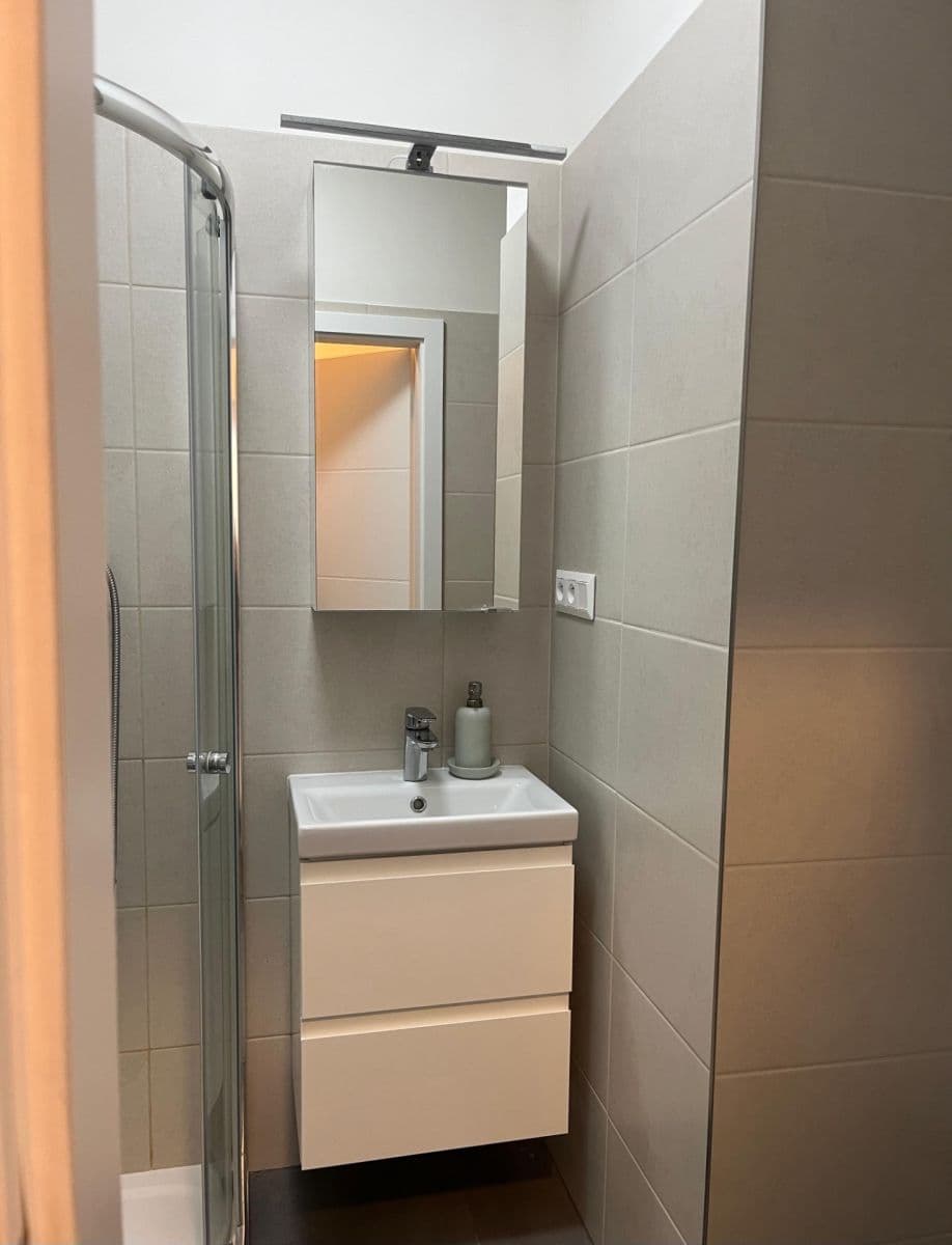 Prenájom bytu 1-izbový 25 m², Písecká, Praha, Praha Prenájom bytu 1-izbový 25 m², Písecká, Praha, Praha