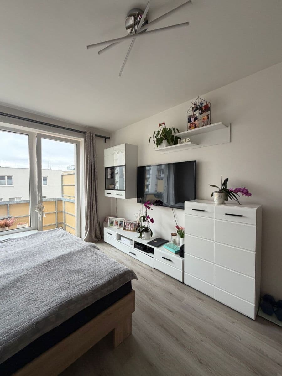 Prenájom bytu 1-izbový 35 m², Jana Masaryka, Hradec Králové, Královéhradecký kraj Prenájom bytu 1-izbový 35 m², Jana Masaryka, Hradec Králové, Královéhradecký kraj