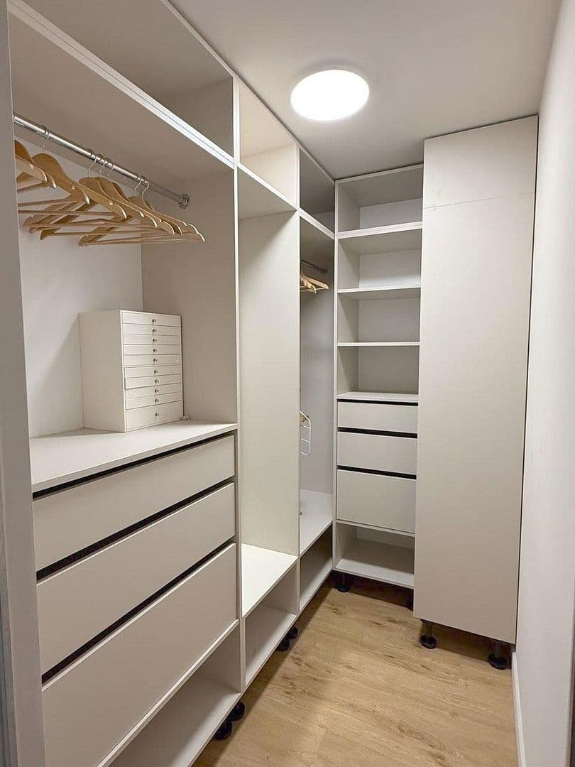 Prenájom bytu 4-izbový 100 m², Kaiserswerther str. 73, Dusseldorf, Severné Porýnie - Westfálsko Prenájom bytu 4-izbový 100 m², Kaiserswerther str. 73, Dusseldorf, Severné Porýnie - Westfálsko